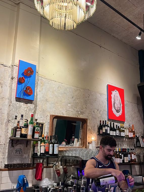 הבר של שאפה, נברשת ומדף הבקבוקים